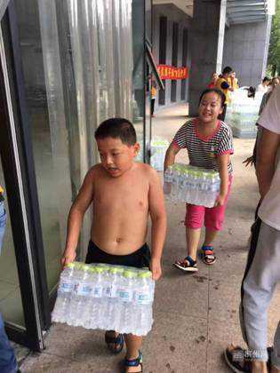 邹平长山受灾区：年龄最小的志愿者“累吗？不累”