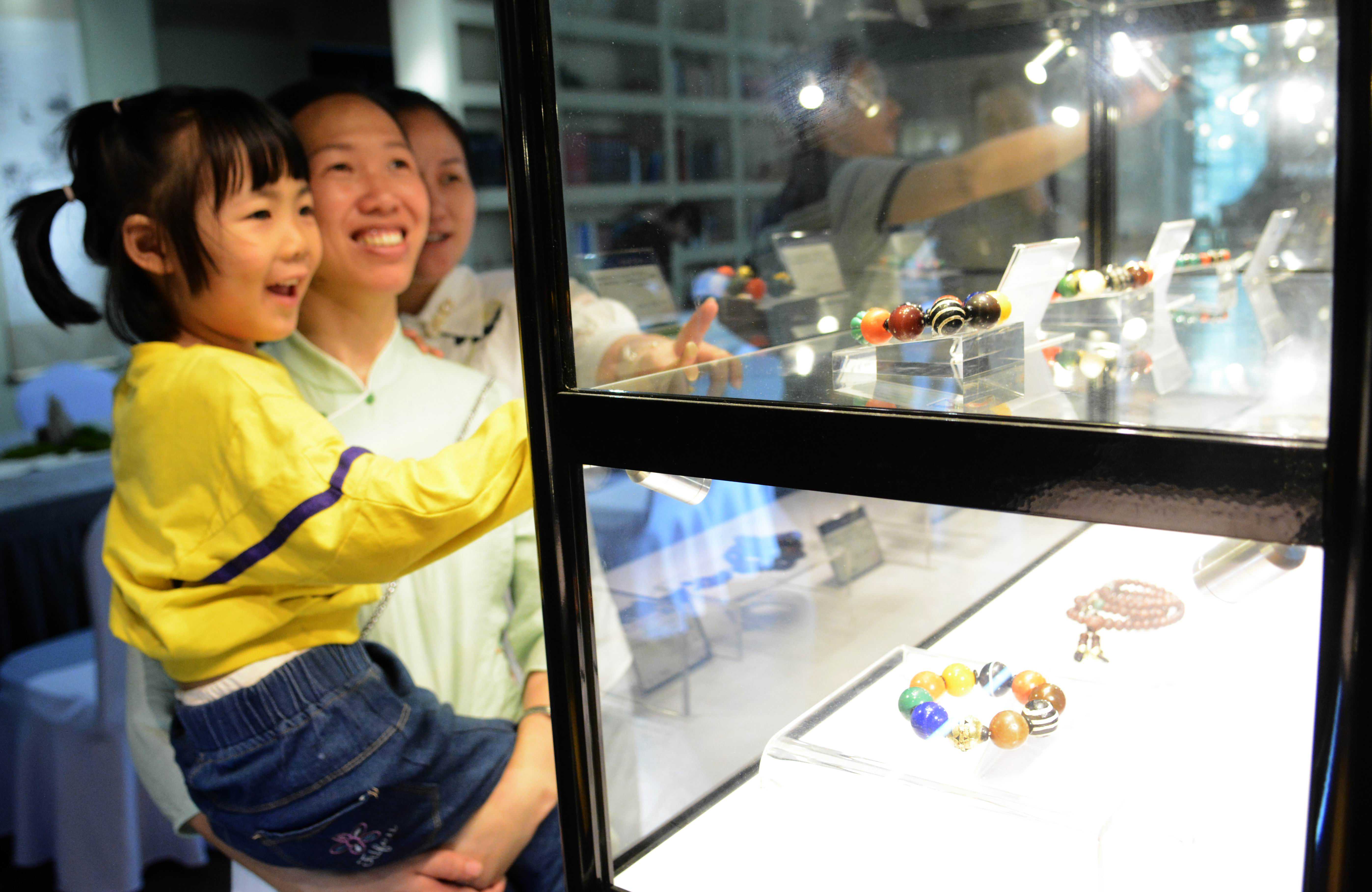 走进湖南“大麓雅集”展里看“战国红”