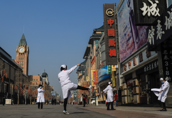 “拾城记疫”纪实摄影展回望抗疫期间平凡中的感动