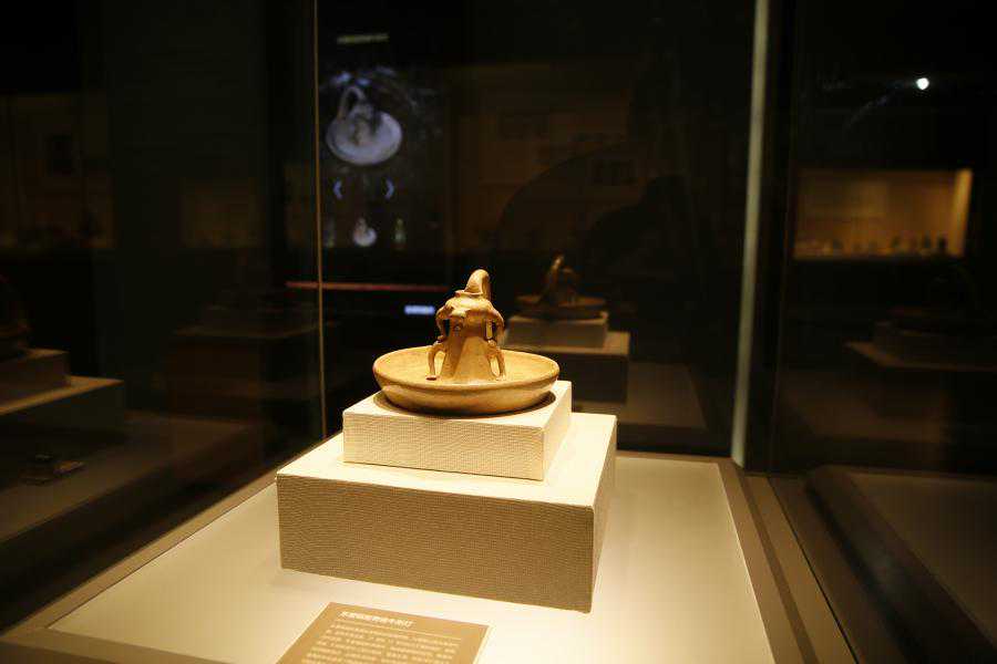 东晋瓯窑青瓷牛形灯：会站“马步”的创新牛