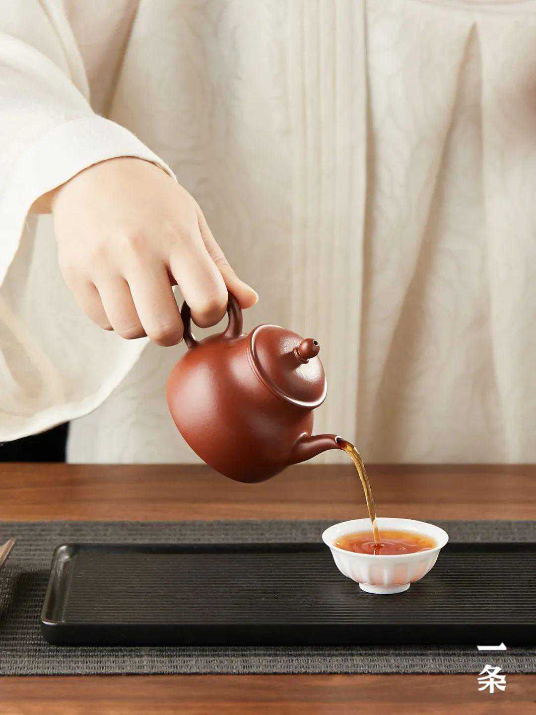 摹古朱泥小品壶，红润娟秀，光素造型，古意十足