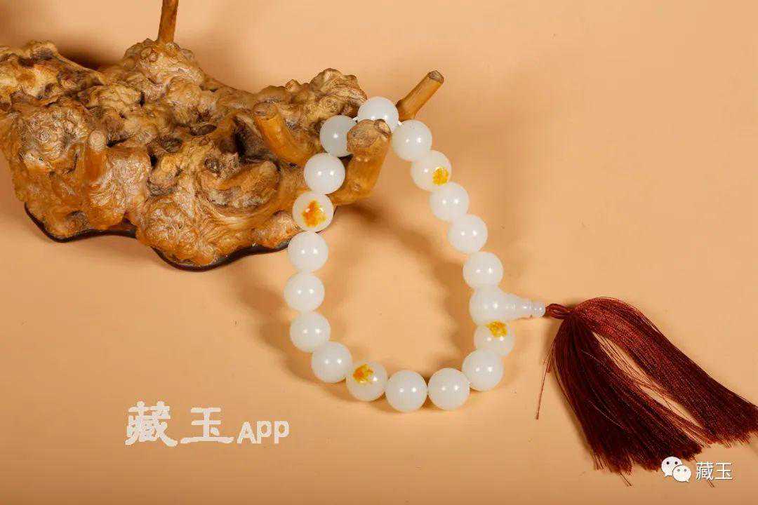 一颗珠子好几万！疯狂的和田玉手串，几十万起步是普遍行情么？