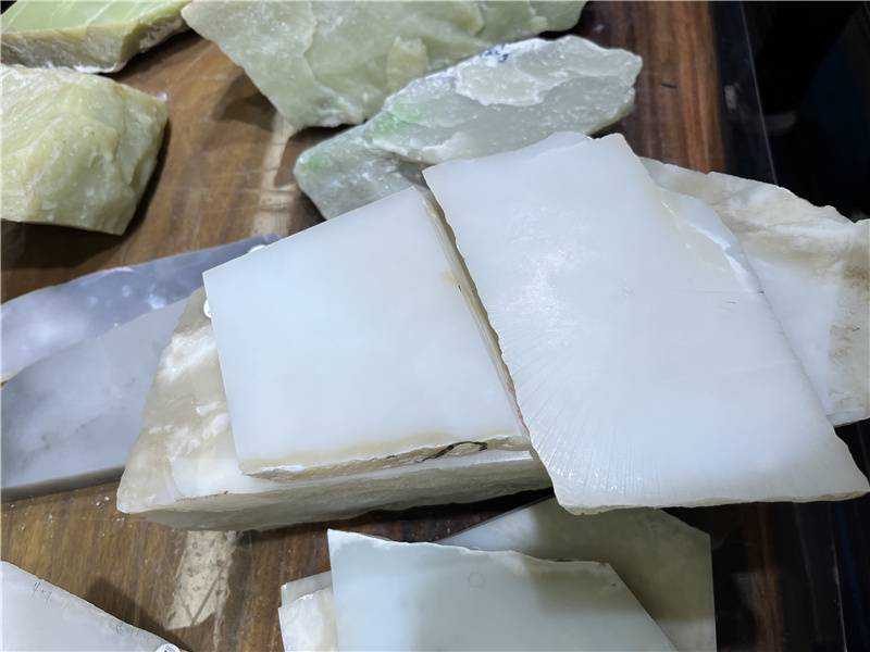 和田玉里顶级山料是什么行情？这种料30万一公斤也很难买到……