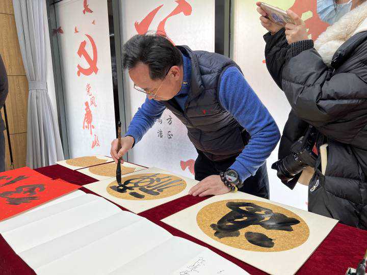 书法名家进社区 挥毫泼墨喜迎元宵