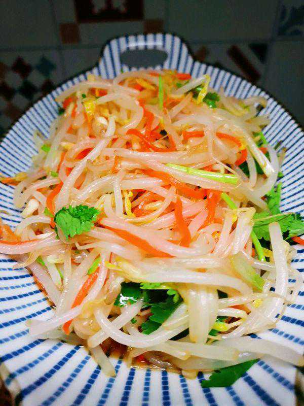 凉拌豆芽菜走起，简单又好吃，吃货来收藏哦