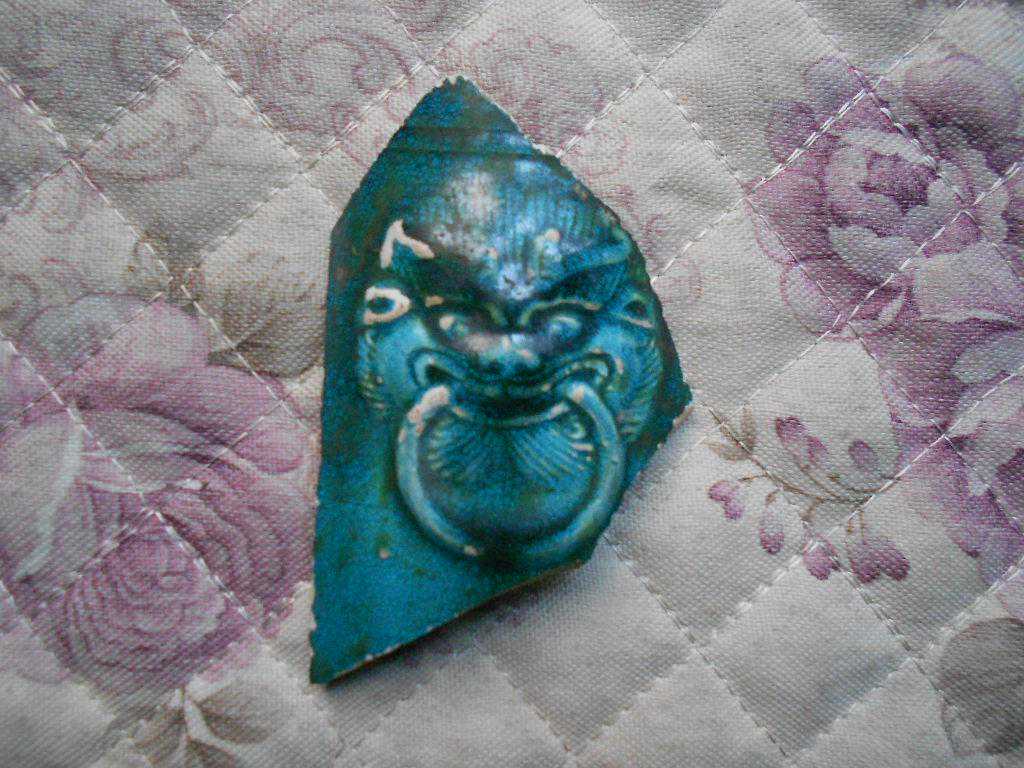 收藏-宋代孔雀蓝釉陶胎玉壶春瓶的兽面衔环辅首残片